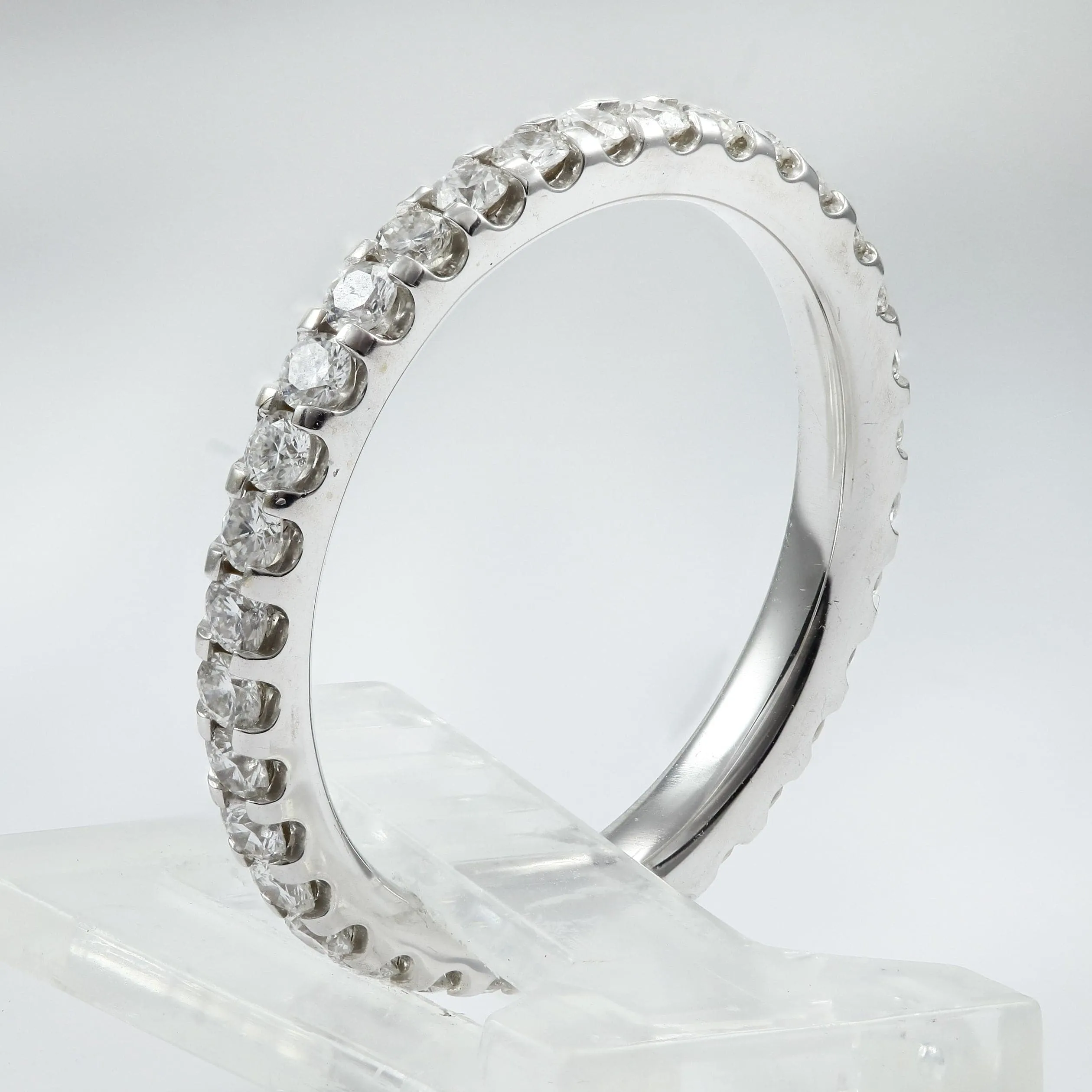 18K WHITE GOLD ROUND BRILLIANT DIAMOND ETERNITY BAND 0.84CTW