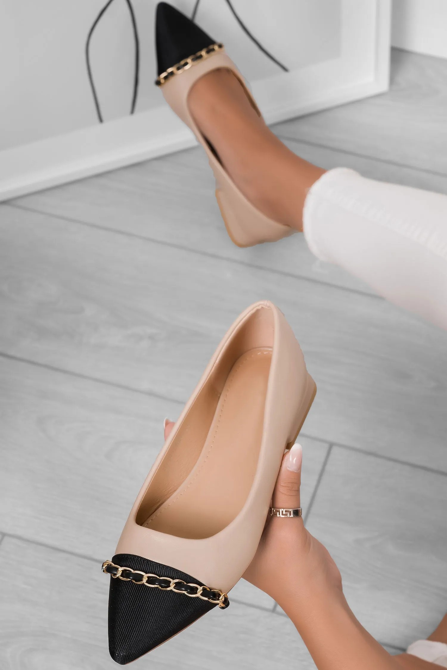 Ballerine beige a punta con catena