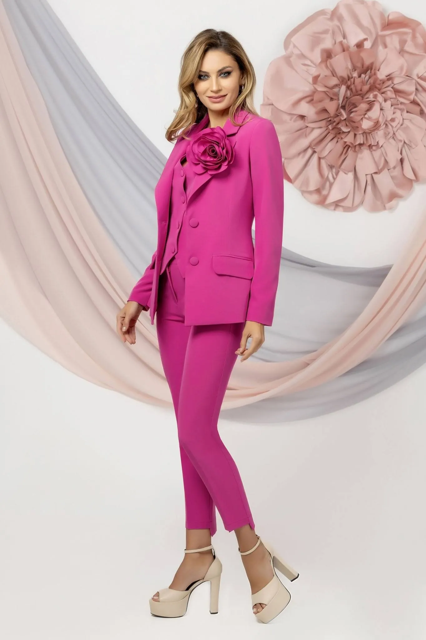 Completo tailleur elegante fucsia a tre pezzi Pretty Girl con spilla a fiore