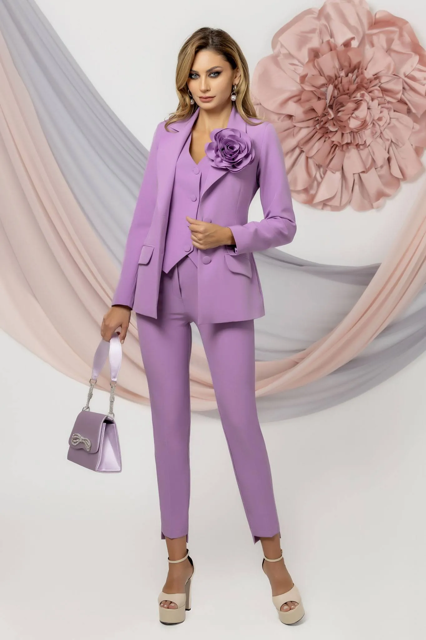 Completo tailleur elegante lilla viola a tre pezzi Pretty Girl con spilla a fiore