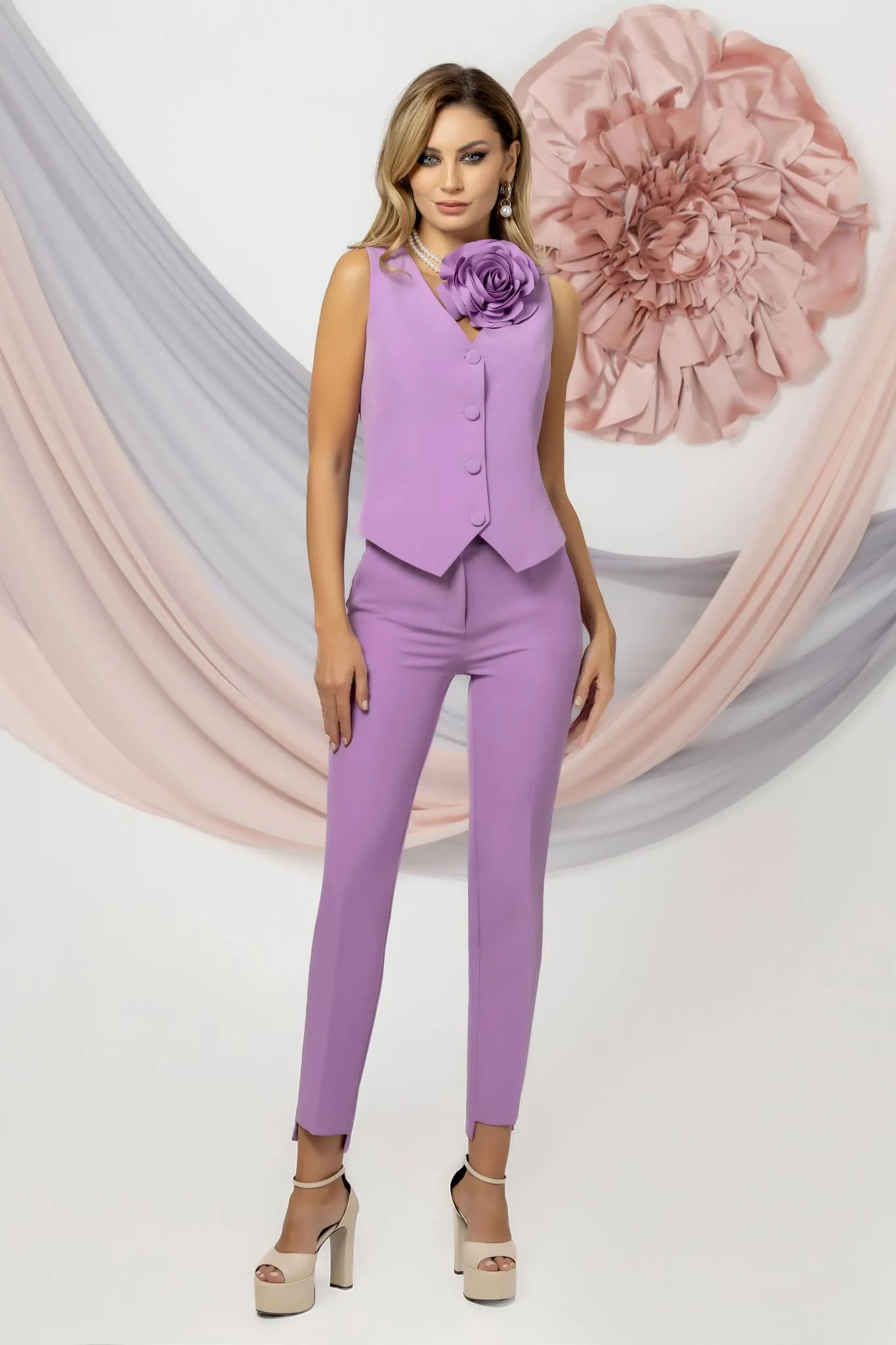 Completo tailleur elegante lilla viola a tre pezzi Pretty Girl con spilla a fiore