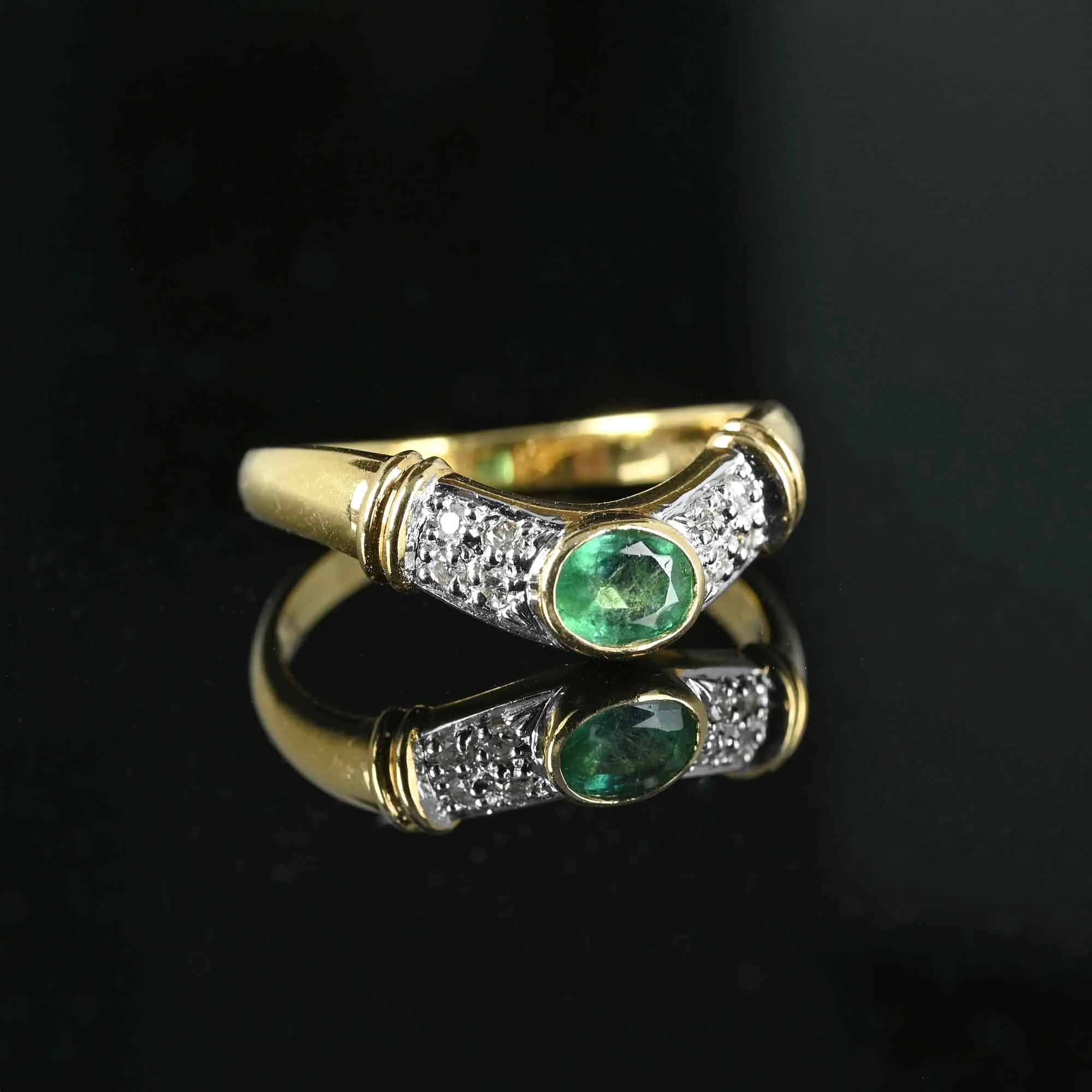 Diamond Emerald Chevron Band Ring in 18K Gold