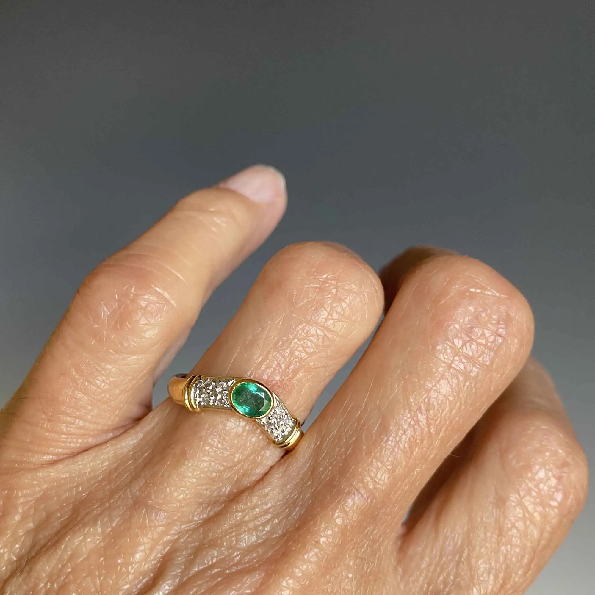 Diamond Emerald Chevron Band Ring in 18K Gold