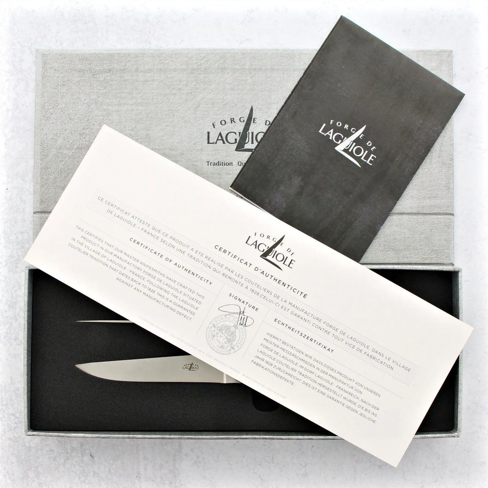 Forge de Laguiole White Fabric Steak Knives - Brass Bolsters