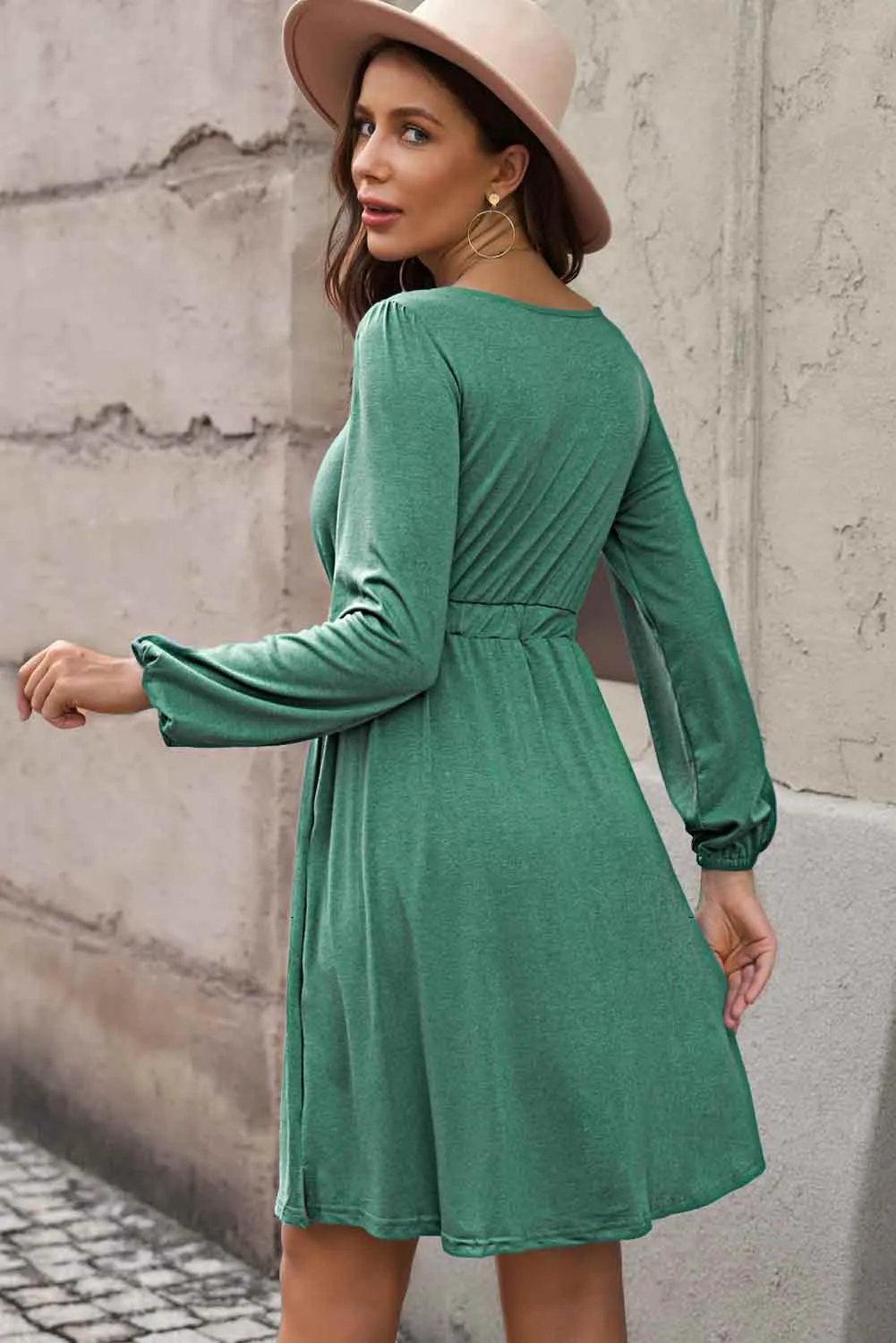 Plus-Size-Kleid mit Knopfleiste, elastischer Taille und langen Ärmeln