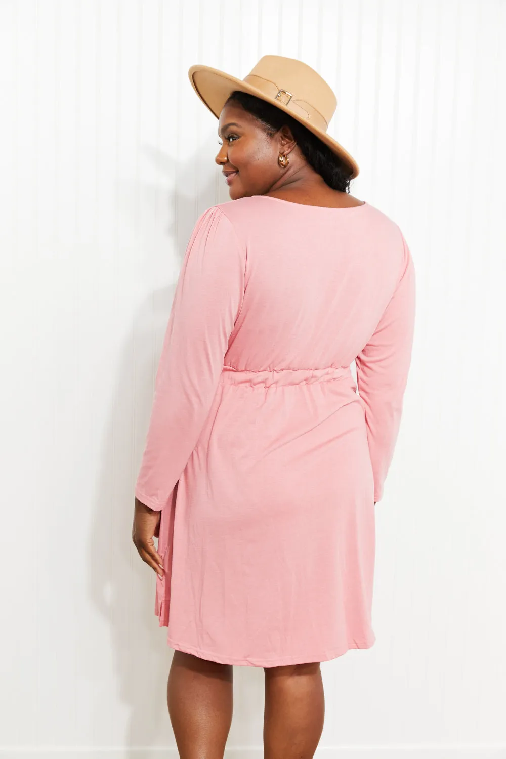 Plus-Size-Kleid mit Knopfleiste, elastischer Taille und langen Ärmeln