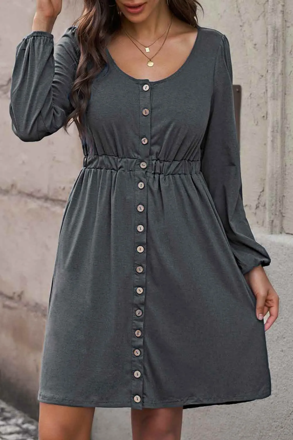 Plus-Size-Kleid mit Knopfleiste, elastischer Taille und langen Ärmeln